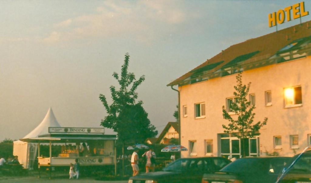 Hotel Karlshof Karlsdorf-Neuthard Extérieur photo