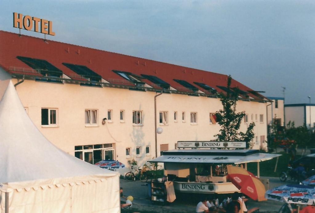 Hotel Karlshof Karlsdorf-Neuthard Extérieur photo